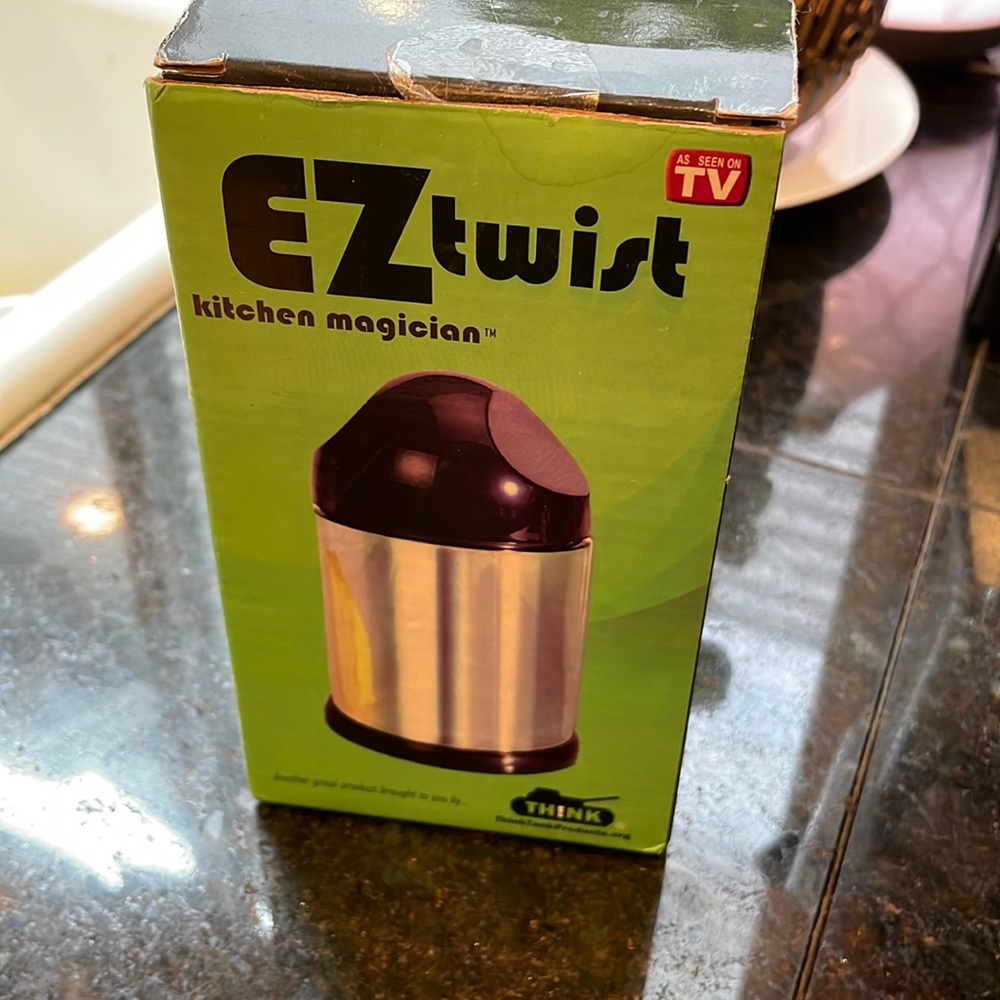 NIB EZtwist grater